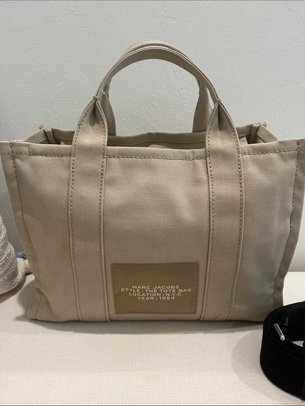 Marc Jacobs The Tote Bag Beige with Black Strap-Zipper Enclosure-Medium-Travel - Picture 4 of 12